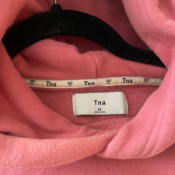 Aritzia TNA Cropped Hoodie Pink - Picture 9 of 11